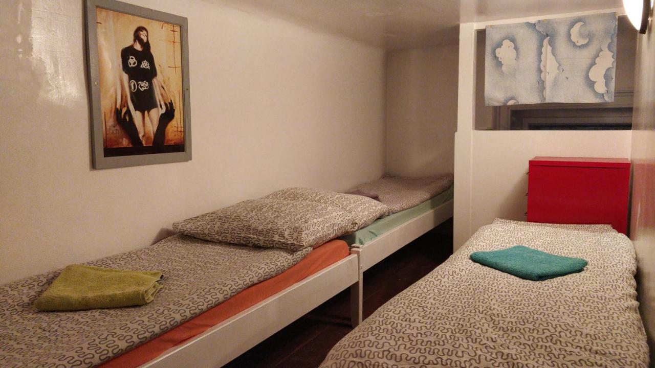 Prague "Above Train Central" Hostel Dış mekan fotoğraf